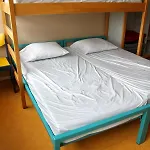 Auberge De Jeunesse Hostal *