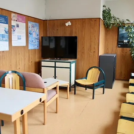 Auberge De Jeunesse Hostel *