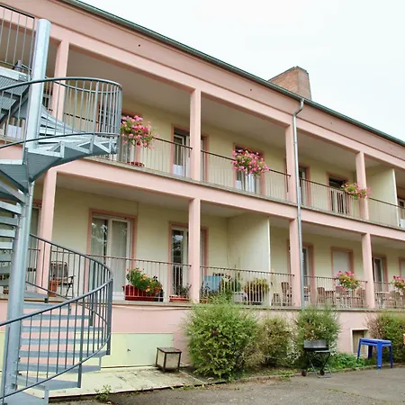 Auberge De Jeunesse Ostello *