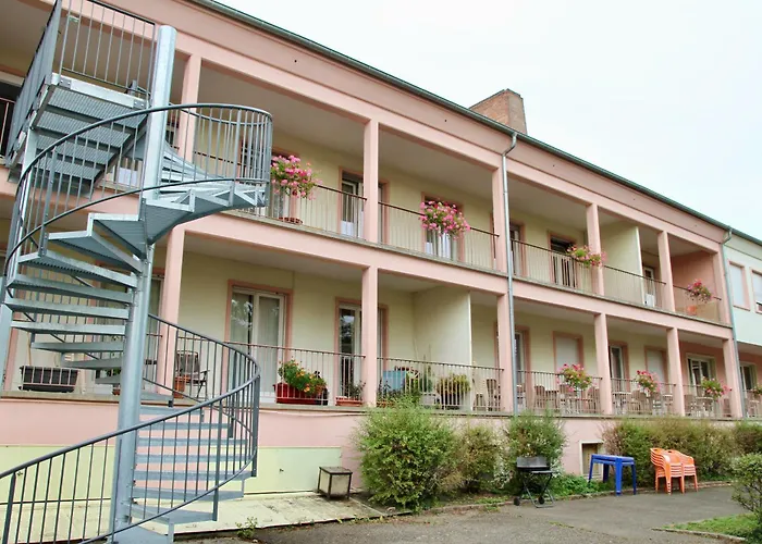 Auberge De Jeunesse Hostal *